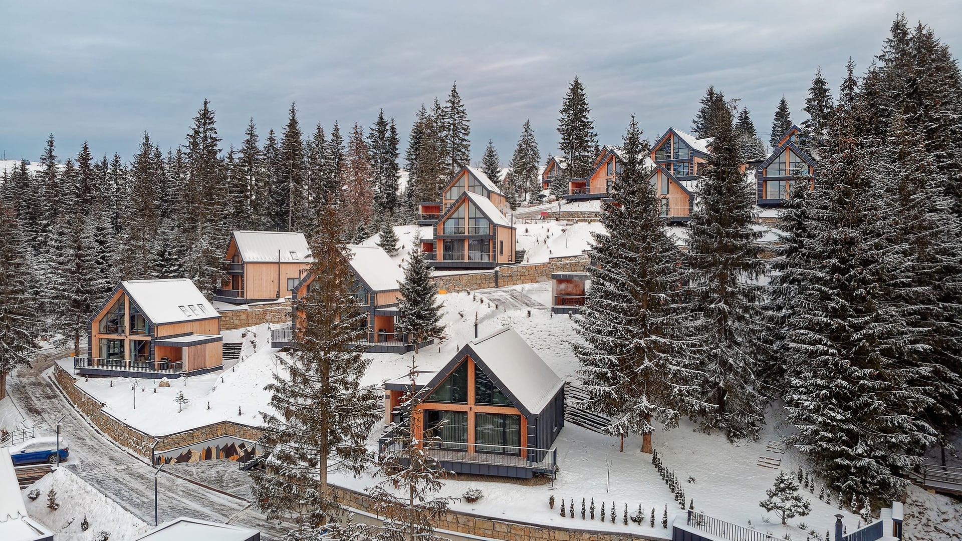 Замість довгих поїздок – імпульсивні вікенди. Платформа бронювання Hutshub показала, які подорожі обирали українці у 2025 році