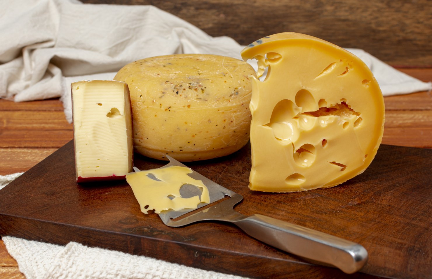 Цінова конкуренція на полицях: на українському ринку сиру очікується нова хвиля імпорту з Європи