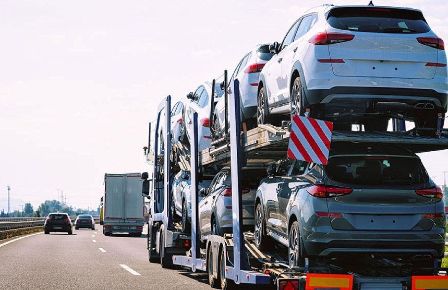 Імпорт вживаних авто в Україну знизився: які моделі купували найчастіше